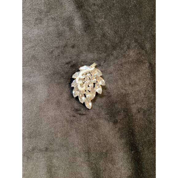 Classic Weiss Designed Rhinestone Leaf Brooch - Picture 3 of 4